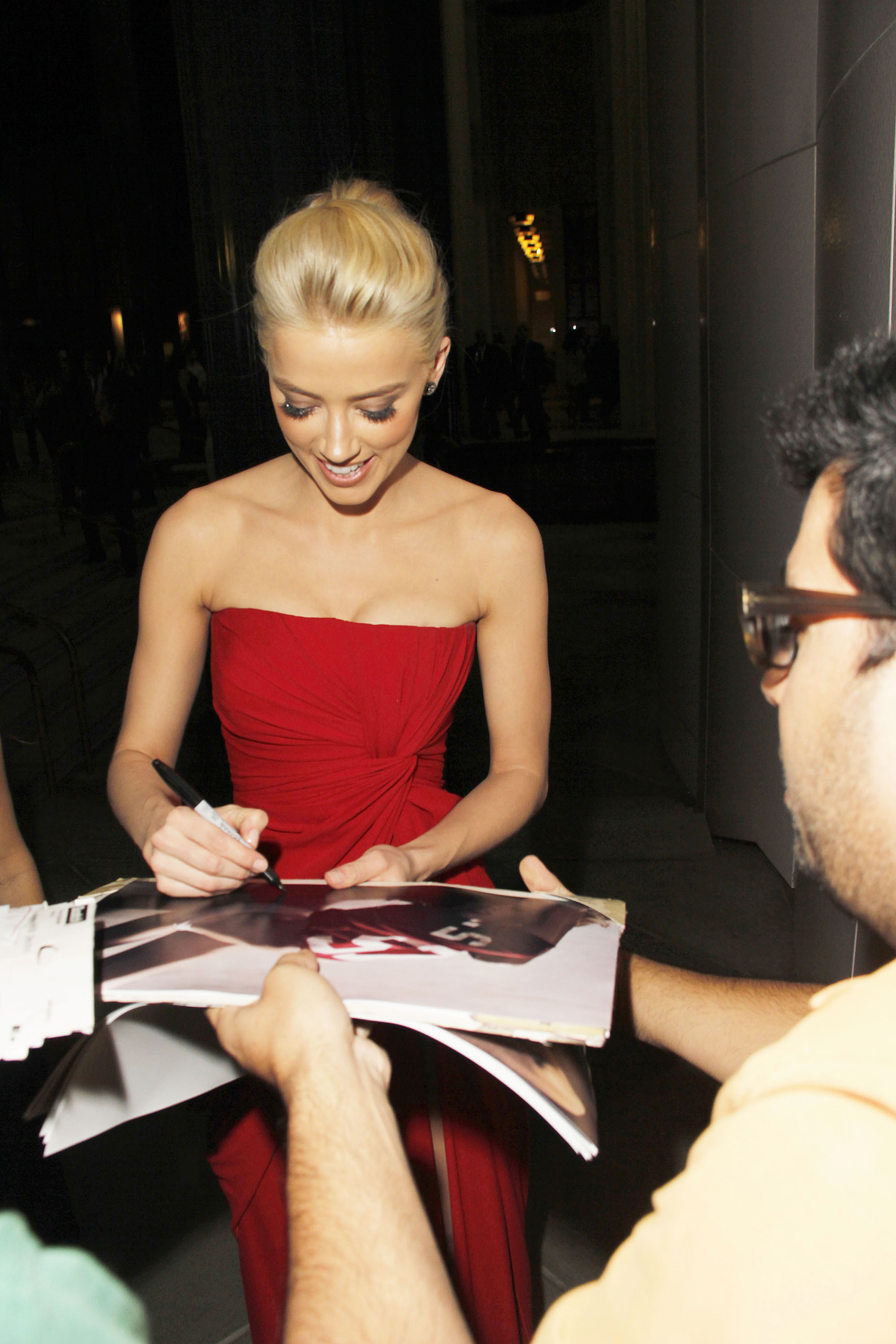 Amber Heard signs autographs for fans at 'The Rum Diary' premiere | Picture 102383